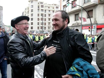El dirigent abertzale Tasio Erkizia, amb David Fern&agrave;ndez, aquest dissabte a Bilbao.