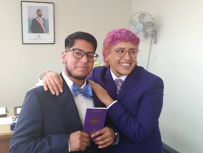 Rodrigo Ventocilla y Sebastián Marallano, durante su matrimonio civil, el 24 de mayo de 2022, en Chile.