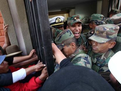 Centenares de sargentos y suboficiales intentan ingresar a la sede de la Armada Boliviana este viernes, quinto d&iacute;a consecutivo de la protesta