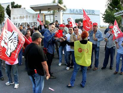 Un piquete informativo a las puertas del polígono industrial de Paterna (Valencia) a primera hora de la mañana.