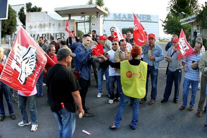 Un piquete informativo a las puertas del polígono industrial de Paterna (Valencia) a primera hora de la mañana.