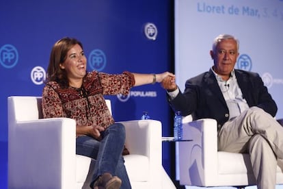 Soraya Saénz de Santamaría amb Javier Arenas, a Lloret de Mar.