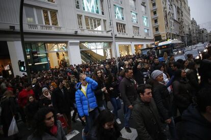 Algunas tradiciones que habían quedado arrinconadas resucitan, como las cestas de navidad y las cenas de empresa, aunque en muchos casos, todavía son los trabajadores los que se las pagarán de sus bolsillos. En la imagen, gente cruzando la Gran Vía de Madrid en una de las zonas con mayor número comercios de ropa.