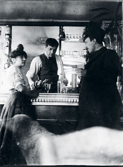 El genial pintor malagueño cambió temporalmente el pincel por la cámara y retrató, en algún momento entre 1908 y 1910, a sus amigos en esta &#39;Escena de café&#39;. Están Fernande Olivier -su primera compañera sentimental-, Georges Braque y André Derain.