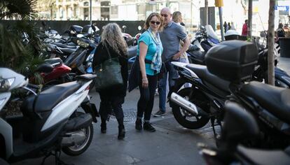 Motos aparcades a la vorera, a Barcelona.