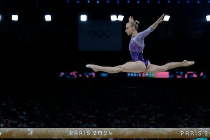 Alice D'Amato, durante su ejercicio en la barra de equilibrio.