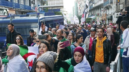 Jóvenes argelinos durante una manifestación en las calles de Argel el 10 de diciembre de 2019.