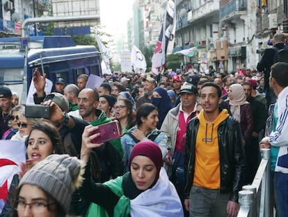 Jóvenes argelinos durante una manifestación en las calles de Argel el 10 de diciembre de 2019.