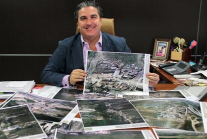 Francisco Javier Ramírez, en su despacho, muestra las imágenes de los poblados en los que interviene su institución.