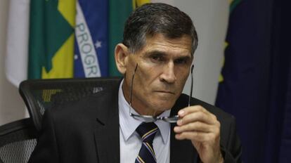 General que chefiou missões de paz no Haiti e no Congo, Santos Cruz será o interlocutor de Bolsonaro para os assuntos relacionados à segurança pública. O ministério que ocupará costuma ser ocupado por um articulador político. É a primeira vez que um militar estará neste posto. Santos Cruz chegou a ser cotado para a Secretaria Nacional de Segurança.