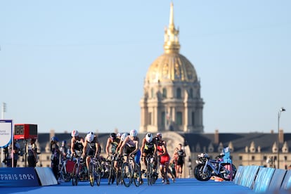 Varios competidores de la categoría de triatlón durante la disciplina de ciclismo, este lunes.