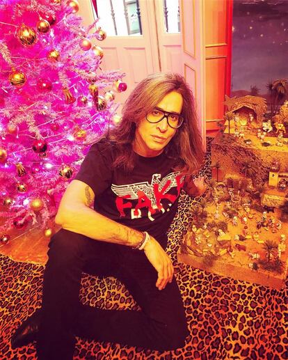 Mario Vaquerizo y Alaska ya han decorado su hogar con un árbol poco tradicional: es de color rosa intenso. “Ya ha llegado la Navidad a la casa rosa”, ha escrito Vaquerizo en su perfil de Instagram.