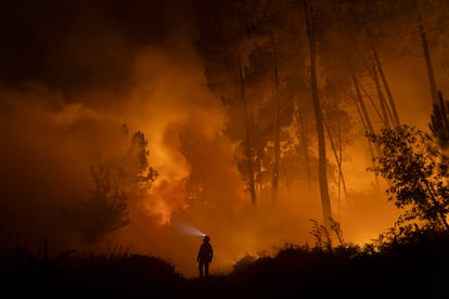 Un miembro de la Unidad Militar de Emergencias, en las labores de extinción del fuego en Ourense.