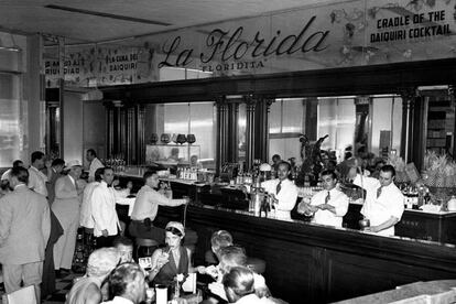 O bar Floridita em sua época de ouro. A revista 'Esquire' considerou-o em 1953 um dos bares mais elegantes do planeta, junto com o Pied Piper Bar em San Francisco, o Ritz em Paris e Londres ou o 21's Club em Nova York. “O bar Floridita de Havana é uma instituição onde o espírito do homem pode ser elevado pela conversa e pela companhia. É uma encruzilhada internacional. O rum, necessariamente, domina… ”, escreveu a 'Esquire'.