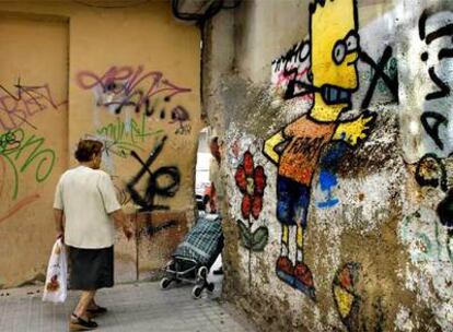 "Agujero de la vergüenza" del Barrio de Orriols por el que los vecinos se comunican entre dos calles separadas por un muro. 
/ mònica torres
Tapón en la calle Salavert del barrio de Patraix.