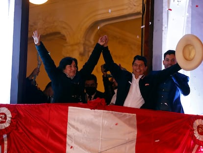 Dina Boluarte y Pedro Castillo luego de ser proclamados presidente y vicepresidenta del Perú, en julio de 2021.