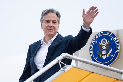 Secretary of State Antony Blinken boards his plane at Hanoi Airport in Hanoi, Vietnam, on April 16, 2023, to travel to Japan for the G7 Foreign Ministers' Meeting.