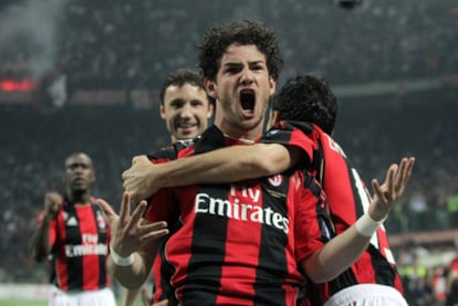 Alexander Pato celebra uno de sus dos goles en el derbi contra el Inter.