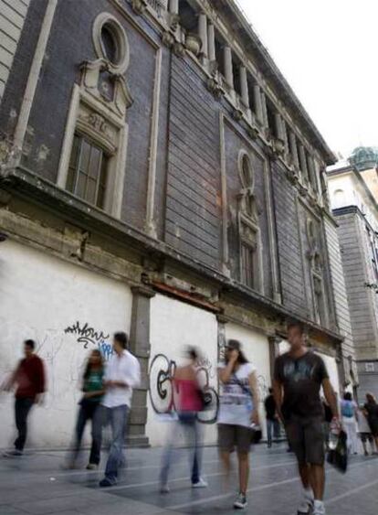 El Palacio de la Música de la Gran Vía, con la planta baja tapiada.