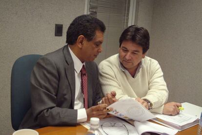 Alejandro Gutiérrez, 'La Coneja' (de blanco), con Fidel Herrera, en diciembre de 2003.
