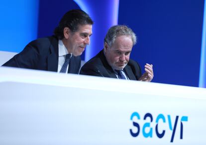 El presidente de Sacyr, Manuel Manrique y el vicepresidente, Demetrio Carceller, durante la junta de accionistas de la compañía el pasado mes de junio.