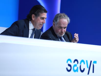 El presidente de Sacyr, Manuel Manrique y el vicepresidente, Demetrio Carceller, durante la junta de accionistas de la compañía el pasado mes de junio.