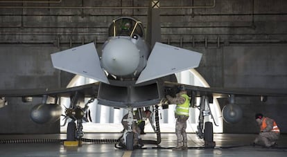 Mecánicos del Ejército del Aire dan mantenimiento a un Eurofighter en una imagen de febrero de 2017. Sergio Ruiz González Ministerio de Defensa