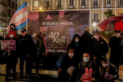 Un grupo de personas posa durante una concentración por el Día Mundial de la Lucha contra el Sida, en la plaza Pedro Zerolo de Madrid, el día 1.