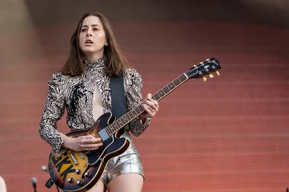 La guitarrista y vocalista de Haim, durante una de las actuaciones de la banda.