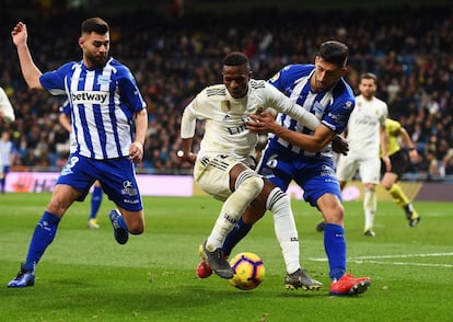 Vinicius Junior dribla dois adversários do Alavés.