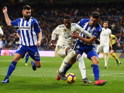 Vinicius trata de marcharse de dos rivales del Alavés.