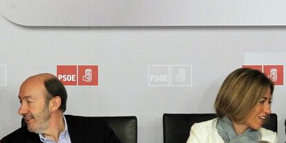 Alfredo Pérez Rubalcaba y Carme Chacón atienden cada uno por su lado antes del comienzo del comité federal.