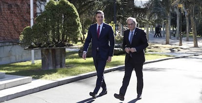 El presidente del Gobierno, Pedro Sánchez, caminando junto al presidente de la Generalitat, Quim Torra, en el Palacio de la Moncloa.