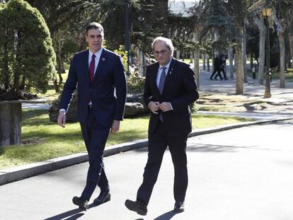 El presidente del Gobierno, Pedro Sánchez, caminando junto al presidente de la Generalitat, Quim Torra, en el Palacio de la Moncloa.