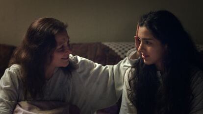 Nihal Koldas y Begum Akkaya, en un fotograma de 'La segunda mujer'.