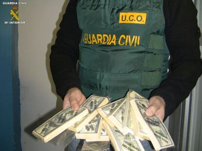 Dólares incautados por la Guardia Civil durante los registros domiciliarios.