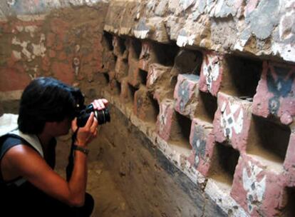 Restos originales de un templo chimú en el complejo arqueológico de Túcume, Perú