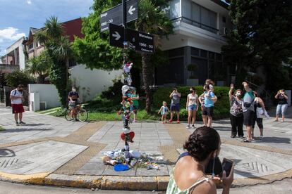 Diego Maradona nació en Villa Fiorito, un barrio de chabolas a las afueras de Buenos Aires. Pero cuando su cuenta bancaria comenzó a llenarse, compró una casa en Villa Devoto, un barrio acomodado de la capital argentina. El 7 de octubre de 1995, Maradona discutió durante un partido entre Boca y Colón con Julio César Toresani. Maradona estuvo dispuesto a seguir la pelea en la calle. “A Toresani, Segurola y Habana 4310, séptimo piso, y vamos a ver si me dura treinta segundos”, dijo tras el encuentro. El 26 de noviembre de 2020, los fanáticos rebautizaron aquella esquina tan maradoniana: Segurola fue Diego y Habana Maradona. Y montaron un altar en su honor.