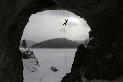 La rescatadora Yulia Borisova participa en unos simulacros de evacuación en la roca Tsarskie Vorota, cerca Krasnoyarsk (Siberia), el 3 de marzo de 2015.