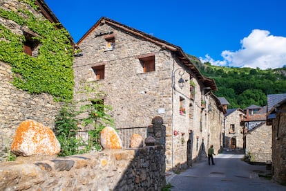 Durro (Lleida, Cataluña). Este pequeño (muy pequeño, apenas tiene 100 habitantes) pueblo se encuentra en la Vall de Boí, en el Pirineo catalán, así que el entorno natural ayuda a resaltar su belleza. Decenas de casas de distintas formas y alturas con muros de piedra y tejados de pizarra negra componen un conjunto medieval impresionante. Entre ellas destaca la iglesia de la Natividad de la Madre Dios de Durro, una iglesia románica del siglo XII declarada patrimonio mundial de la Unesco en el año 2000, dentro del conjunto de las iglesias románicas del valle. En su término se encuentra la ermita de San Quirce, también del siglo XII y también patrimonio mundial. Está situada en una colina cercana (se puede subir a pie o en coche), desde donde se puede disfrutar de unas vistas impresionantes.