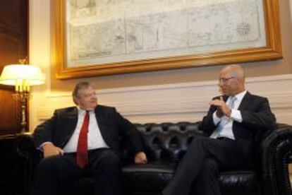 El ministro de Exteriores y vicepresidente griego, Evangelos Venizelos (izq), conversa con el miembro del comité ejecutivo del Banco Central Europeo (BCE) Jörg Asmussen durante una reunión en el Ministerio de Exteriores en Atenas (Grecia). EFE/Archivo