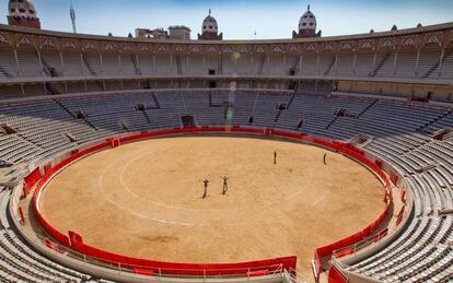 Unos turistas en el interior de La Monumental de Barcelona, tras el cierre de dicha plaza para continuar con la actividad taurina.