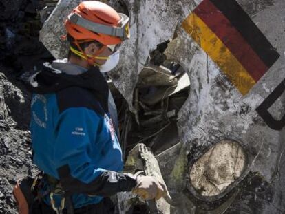 Imagen de los trabajos de los equipos de rescate junto a los restos del avi&oacute;n siniestrado el pasado 24 de marzo en los alpes franceses.