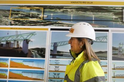 Ana Pastor, durante su visita a las obras del viaducto sobre el río Ulla.