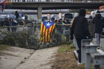 Una de les barricades de l'AP-7 a Salt, aquest dimecres.