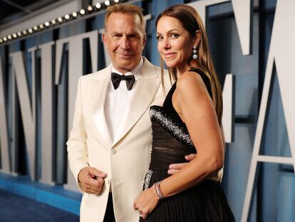 Kevin Costner y Christine Baumgartner, en una fiesta posterior a los Oscar en Beverly Hills (California), en marzo de 2022.