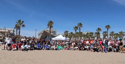 Voluntarios de Bioagradables y Boatjump tras limpiar una playa de Valencia.