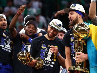 Stephen Curry y Klay Thompson celebran después del triunfo ante los Boston Celtics.