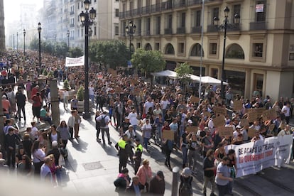 Manifestación en el centro de la capital andaluza, convocada por Sevilla para Vivir, por el derecho a la vivienda y contra la turistificación.