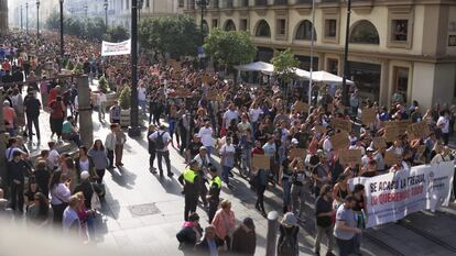 Manifestación en el centro de la capital andaluza, convocada por Sevilla para Vivir, por el derecho a la vivienda y contra la turistificación.